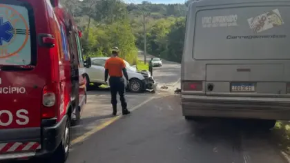 Acidente entre carro e ônibus deixa uma pessoa morta na VRS-415, entre Bom Princípio e Tupandi - Studio TV