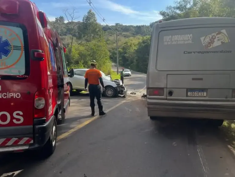 Acidente entre carro e ônibus deixa uma pessoa morta na VRS-415, entre Bom Princípio e Tupandi - Studio TV