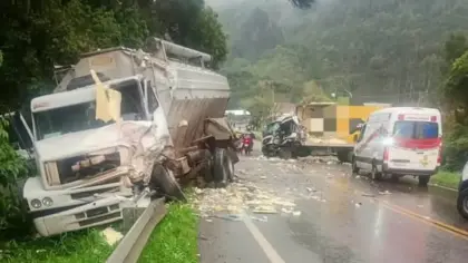 Acidente entre dois caminhões deixa dois feridos e bloqueia a BR-470 em Carlos Barbosa - Studio TV