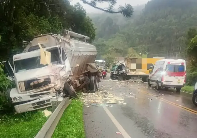 Acidente entre dois caminhões deixa dois feridos e bloqueia a BR-470 em Carlos Barbosa - Studio TV