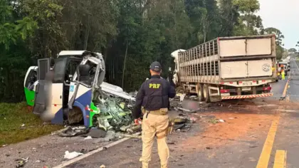 Acidente envolvendo caminhão do RS e ônibus deixa 23 mortos na BR-373, no Paraná - Studio TV