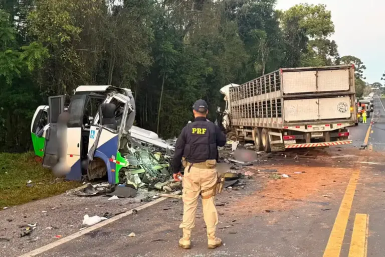 Acidente envolvendo caminhão do RS e ônibus deixa 23 mortos na BR-373, no Paraná - Studio TV