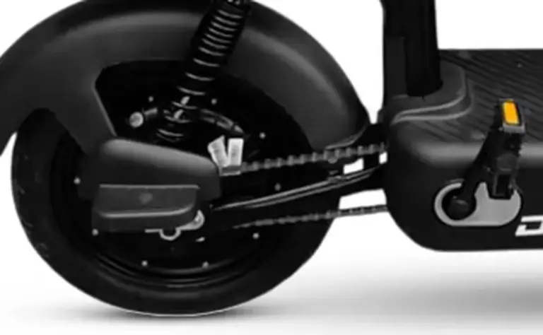 Adolescente fica ferido após queda de moto elétrica no entroncamento da BR-470 com a BR-285 - Studio TV