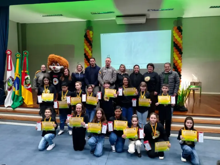 Alunos da EMEF Doze de Maio celebram formatura do Proerd em Vila Flores - Studio TV