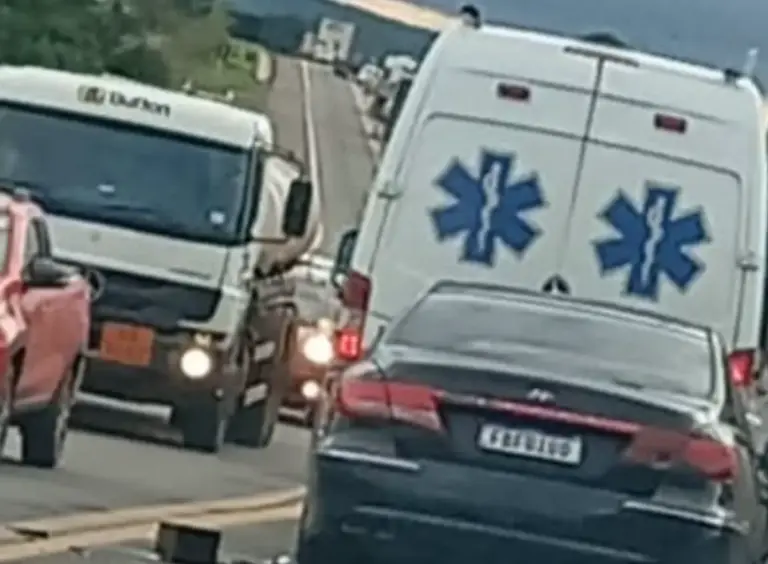 Ambulância de Sarandi é atingida em engavetamento na BR-285, em Passo Fundo - Studio TV