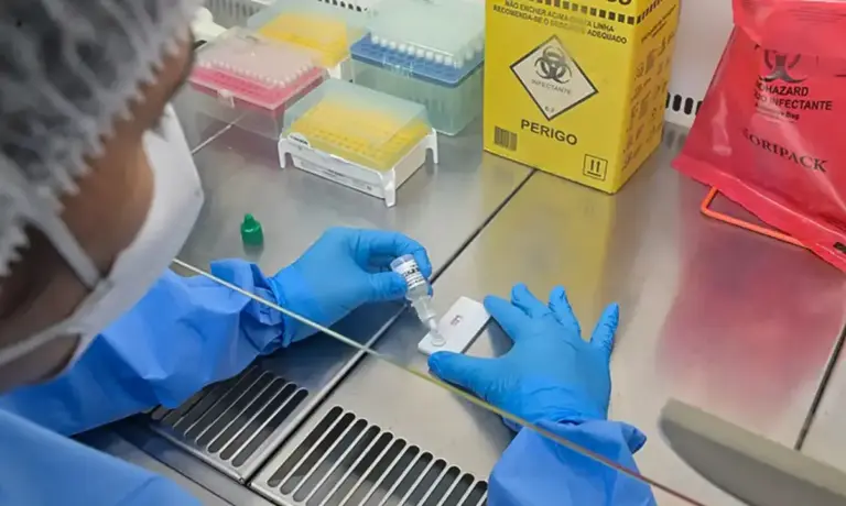 Anvisa atualiza regras para laboratórios e amplia controle de qualidade no Brasil - Studio TV