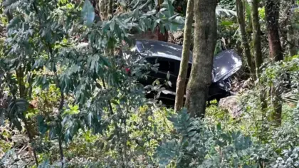 Após colisão, carro sai da pista e desce barranco em Carlos Barbosa - Studio TV