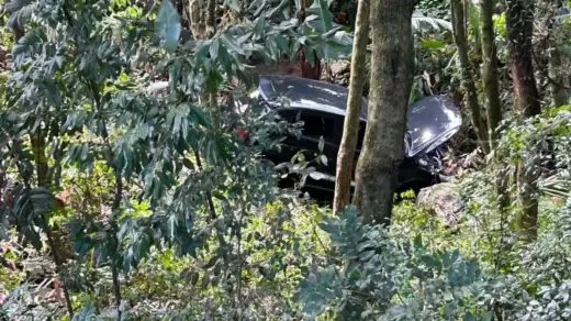 Após colisão, carro sai da pista e desce barranco em Carlos Barbosa - Studio TV