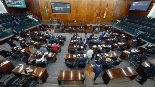 Assembleia derruba veto de Eduardo Leite e abre caminho para fim da taxa de licenciamento no RS - Studio TV