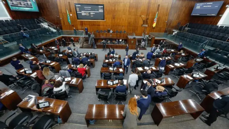 Assembleia derruba veto de Eduardo Leite e abre caminho para fim da taxa de licenciamento no RS - Studio TV