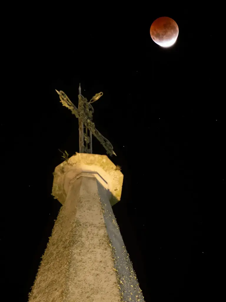 Astrofotógrafo registra eclipse lunar sobre a Igreja Matriz de Veranópolis - Studio TV