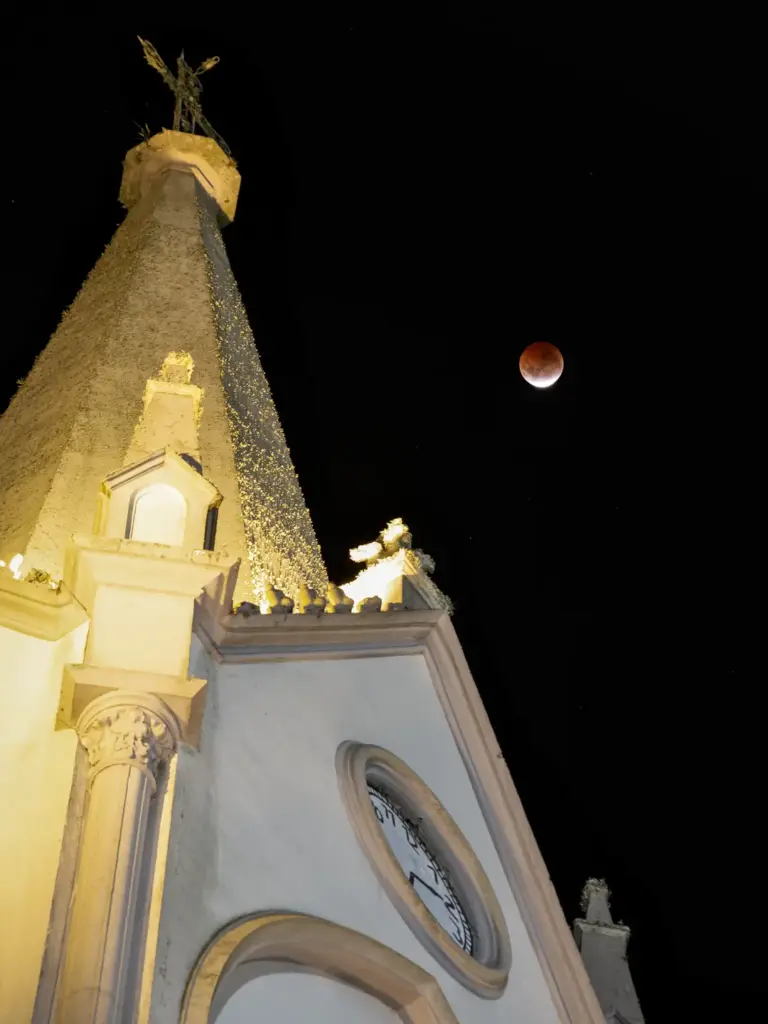 Astrofotógrafo registra eclipse lunar sobre a Igreja Matriz de Veranópolis - Studio TV