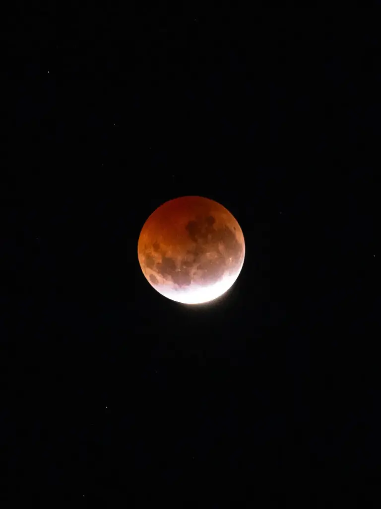 Astrofotógrafo registra eclipse lunar sobre a Igreja Matriz de Veranópolis - Studio TV