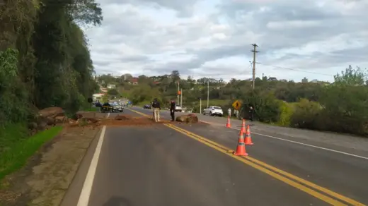 BR-470 tem bloqueio no sentido Bento Gonçalves–Veranópolis após queda de barreira - Studio TV
