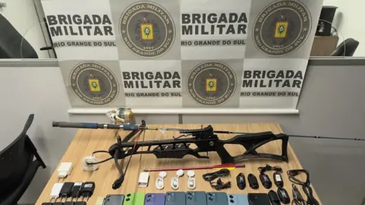Brigada Militar apreende celulares, balestra e outros objetos perto de unidade prisional em Bento Gonçalves - Studio TV