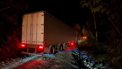 Caminhão bloqueia ERS-437 entre São Caetano e Santana, entre Vila Flores e Antônio Prado - Studio TV