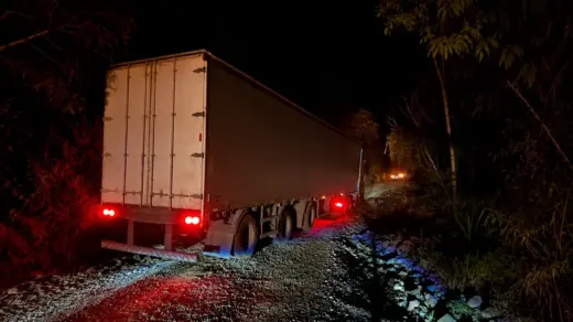 Caminhão bloqueia ERS-437 entre São Caetano e Santana, entre Vila Flores e Antônio Prado - Studio TV