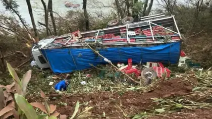 Caminhão com carga de frangos capota entre Anta Gorda e Guaporé e trânsito será bloqueado - Studio TV