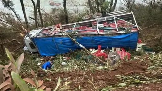 Caminhão com carga de frangos capota entre Anta Gorda e Guaporé e trânsito será bloqueado - Studio TV