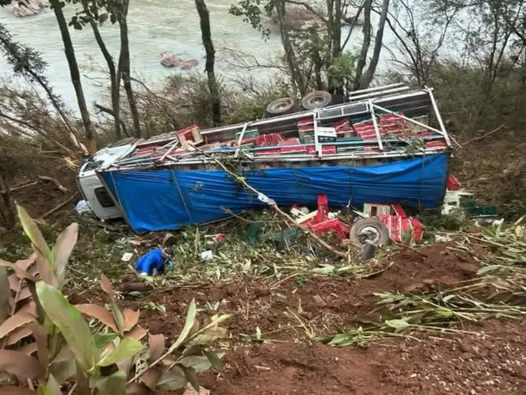 Caminhão com carga de frangos capota entre Anta Gorda e Guaporé e trânsito será bloqueado - Studio TV