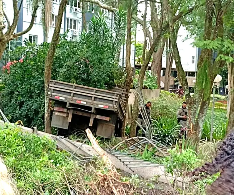 Caminhão desgovernado invade condomínio após falha nos freios em Porto Alegre - Studio TV