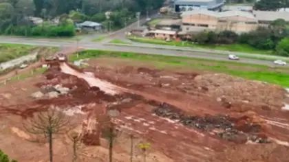 Caminhão é apreendido por descarte irregular de resíduos na Vila Vera Cruz, em Passo Fundo - Studio TV