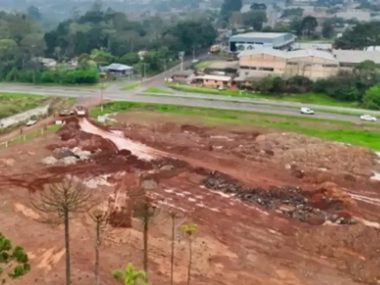 Caminhão é apreendido por descarte irregular de resíduos na Vila Vera Cruz, em Passo Fundo - Studio TV