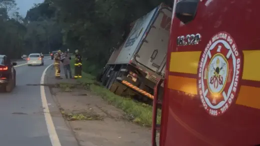 Caminhão sai da pista e cai em canal de escoamento na BR-470 em Bento Gonçalves - Studio TV
