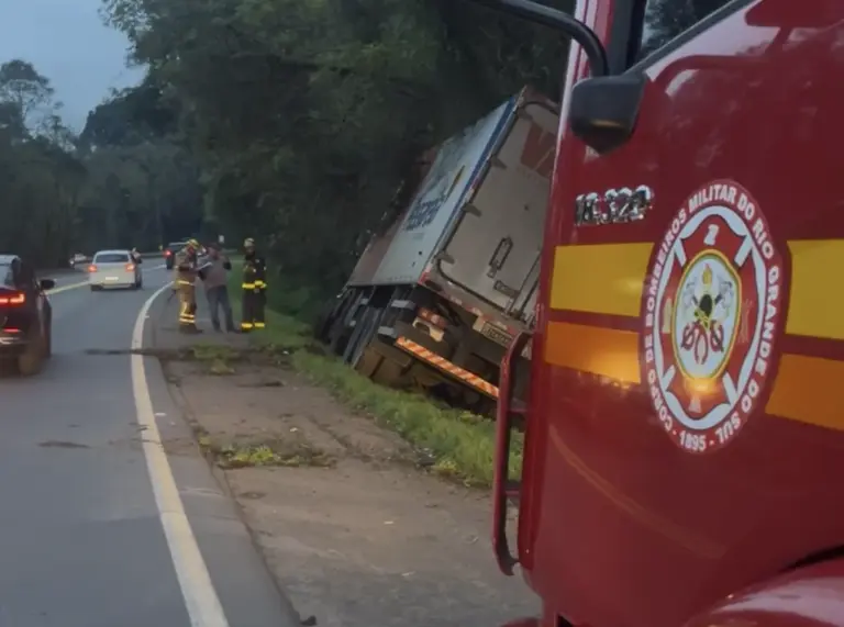 Caminhão sai da pista e cai em canal de escoamento na BR-470 em Bento Gonçalves - Studio TV