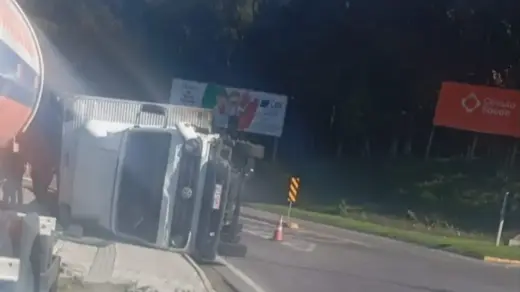 Caminhão tomba após colisão com caminhonete em Antônio Prado - Studio TV