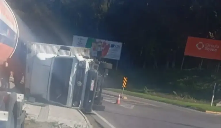 Caminhão tomba após colisão com caminhonete em Antônio Prado - Studio TV