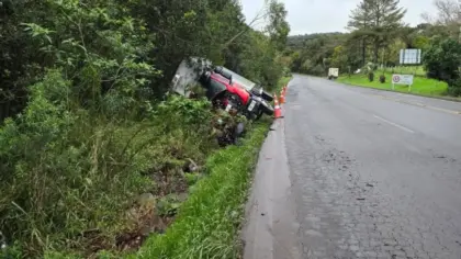 Caminhão tomba às margens da ERS-324 entre Marau e Passo Fundo - Studio TV