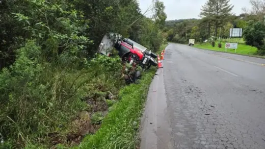 Caminhão tomba às margens da ERS-324 entre Marau e Passo Fundo - Studio TV