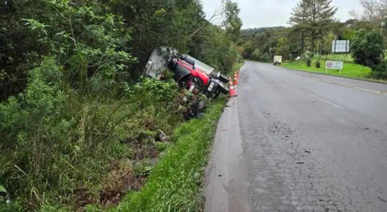 Caminhão tomba às margens da ERS-324 entre Marau e Passo Fundo - Studio TV