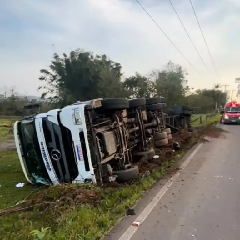 Caminhão tomba e atinge rede elétrica em São Sebastião do Caí - Studio TV