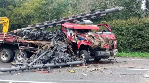 Caminhoneiro fica ferido após colisão entre dois caminhões na BR-101, em Osório - Studio TV