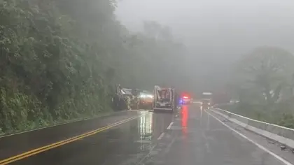 Caminhoneiro morre após carreta tombar na Rota do Sol, em Itati - Studio TV
