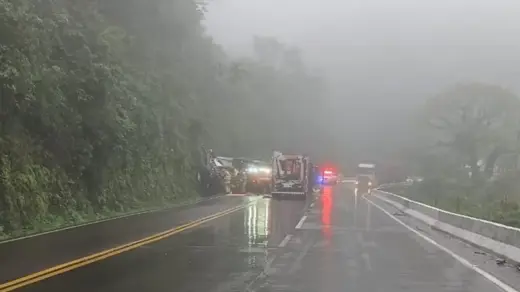 Caminhoneiro morre após carreta tombar na Rota do Sol, em Itati - Studio TV