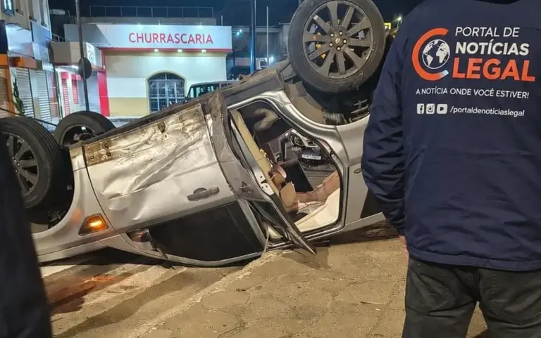 Caminhonete capota após colisão na BR-116, em Caxias do Sul - Studio TV