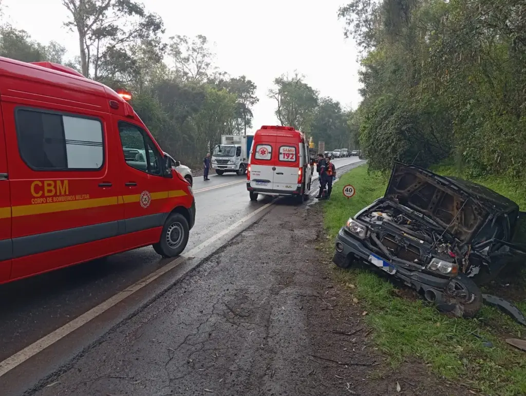 Caminhonete capota na BR-470 e deixa motorista ferido em Bento Gonçalves - Studio TV