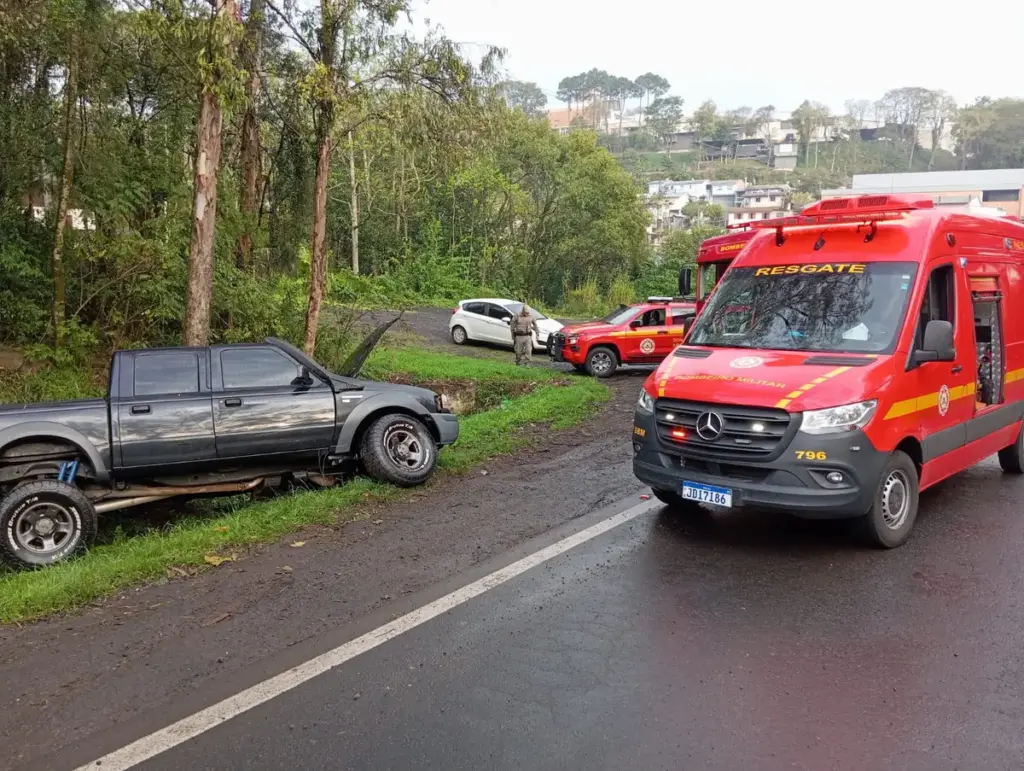 Caminhonete capota na BR-470 e deixa motorista ferido em Bento Gonçalves - Studio TV