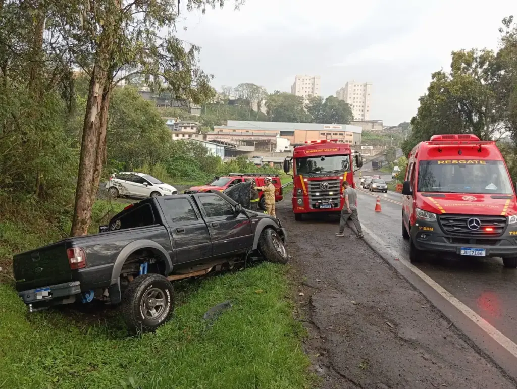 Caminhonete capota na BR-470 e deixa motorista ferido em Bento Gonçalves - Studio TV