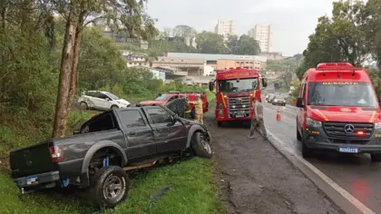 Caminhonete capota na BR-470 e deixa motorista ferido em Bento Gonçalves - Studio TV