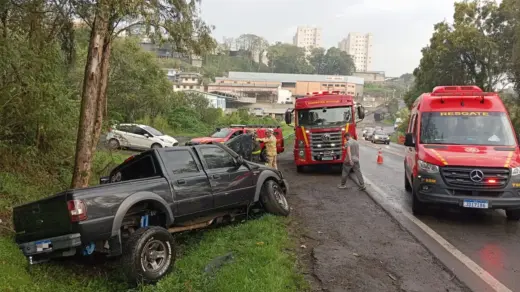 Caminhonete capota na BR-470 e deixa motorista ferido em Bento Gonçalves - Studio TV