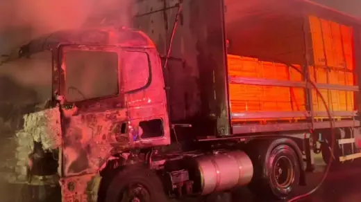 Carreta pega fogo na RS-122, em Ipê - Studio TV
