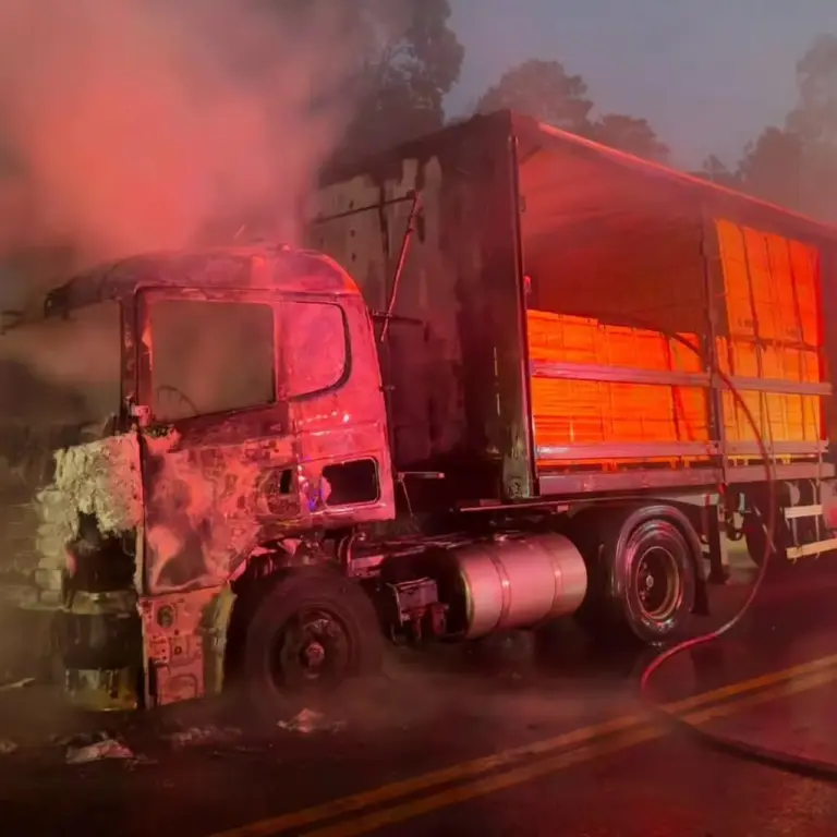 Carreta pega fogo na RS-122, em Ipê - Studio TV