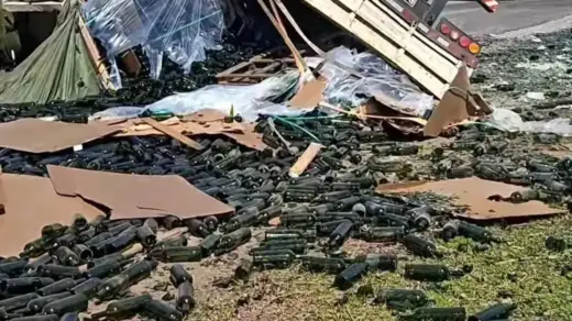 Carreta tomba após colisão com carro na ERS-452 e deixa dois feridos em Feliz - Studio TV