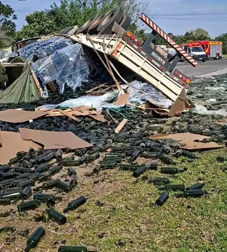 Carreta tomba após colisão com carro na ERS-452 e deixa dois feridos em Feliz - Studio TV
