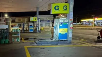 Carro atinge bomba de combustível e motorista foge no Centro de Lagoa Vermelha - Studio TV