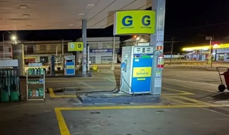 Carro atinge bomba de combustível e motorista foge no Centro de Lagoa Vermelha - Studio TV